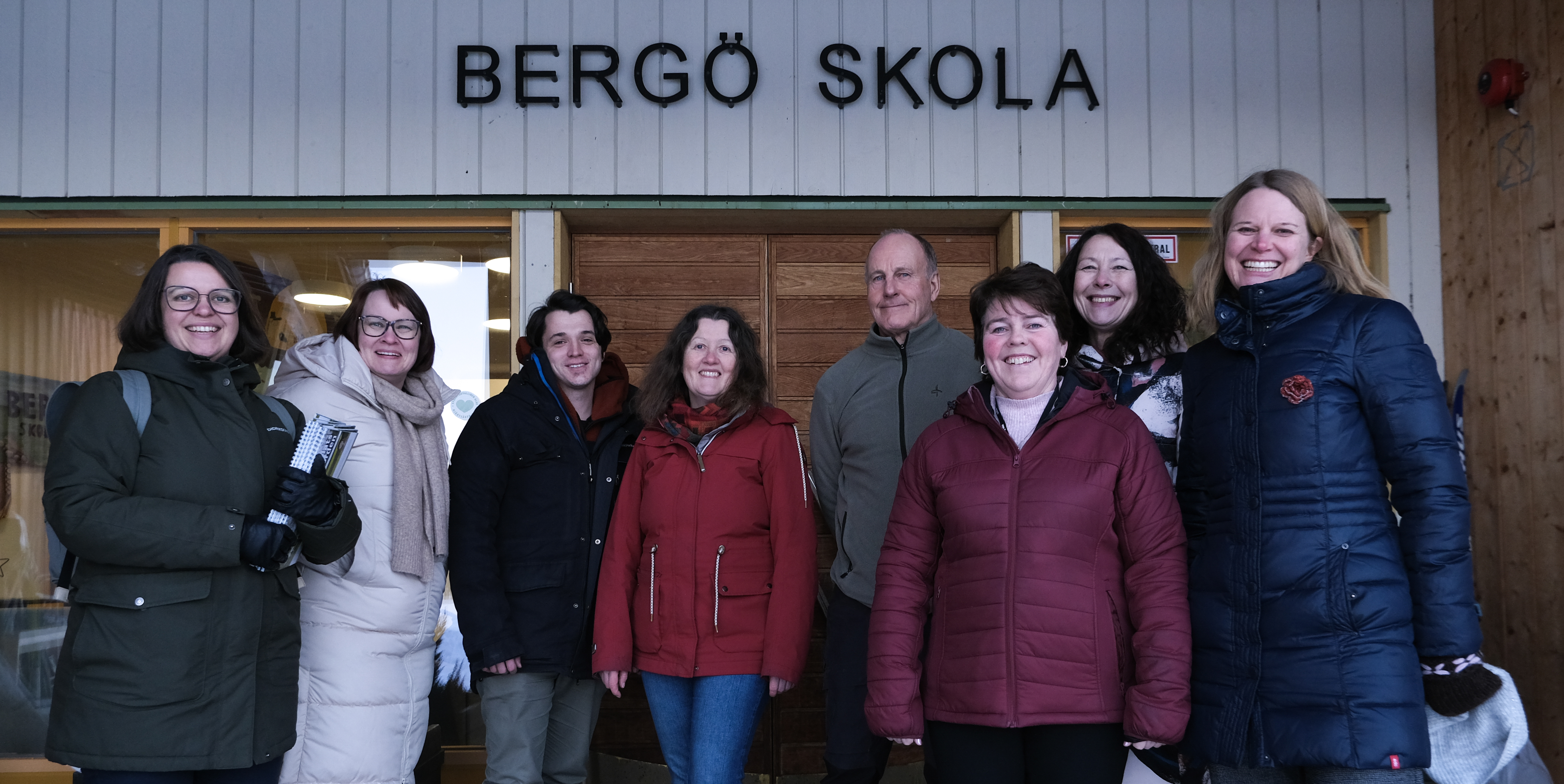 Gruppbild framför Bergö skola.