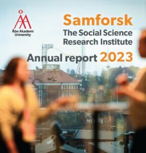 Två personer står och talar med varandra. 
I bakgrunden syns siluetterna av Borgbacken.
På bilden står det "Samforsk, The Social Science Research Institute. Annual report 2023".