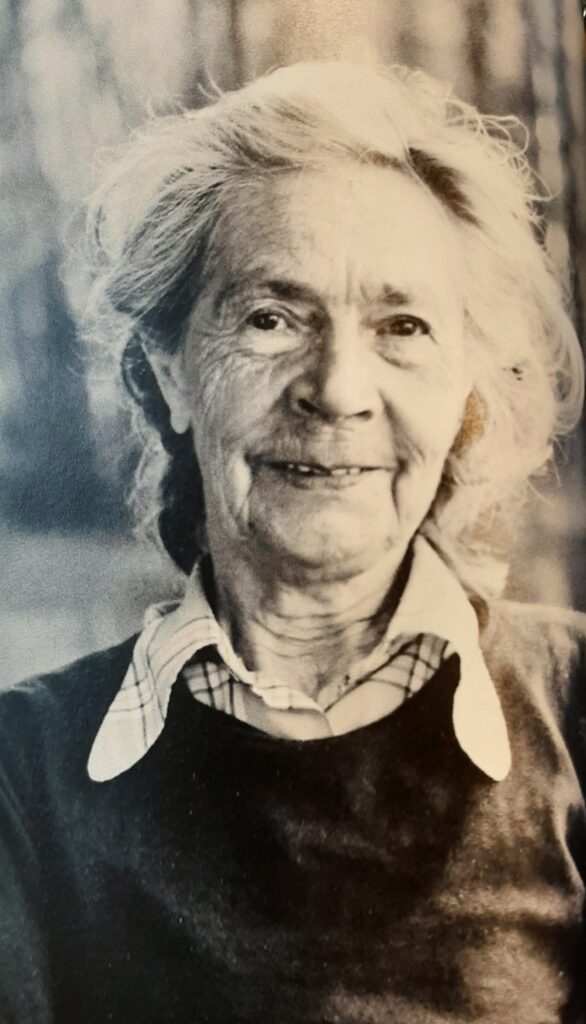 Svartvitt porträtt av en äldre kvinna.