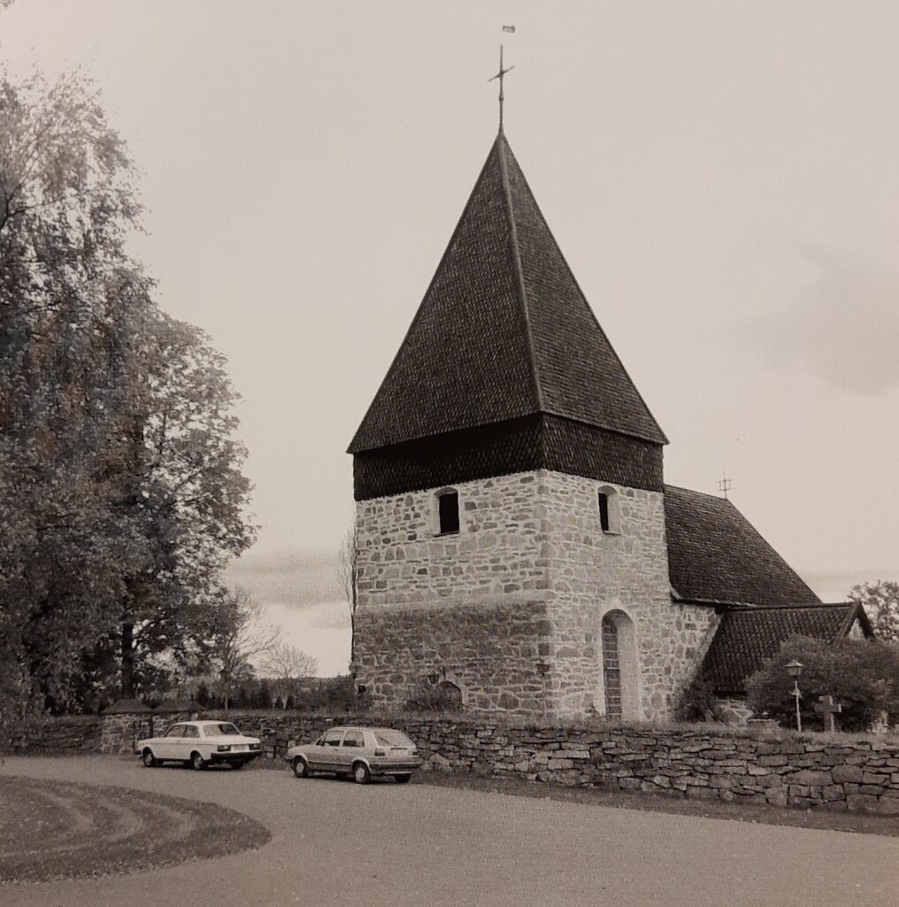 Svartvit bild på gammal kyrka.