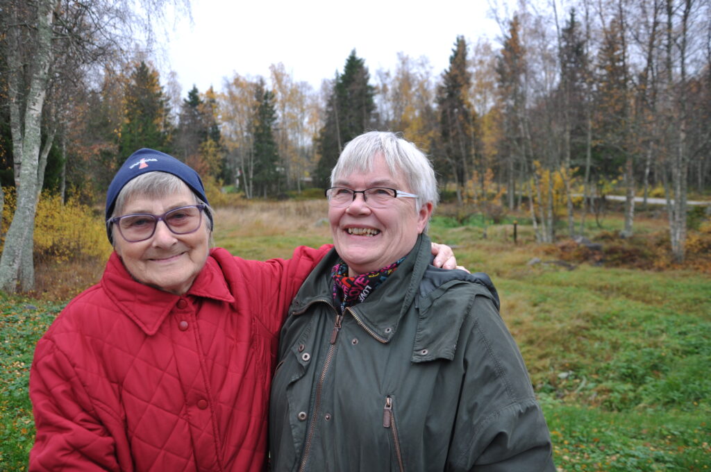 Två äldre kvinnor ute i naturen.