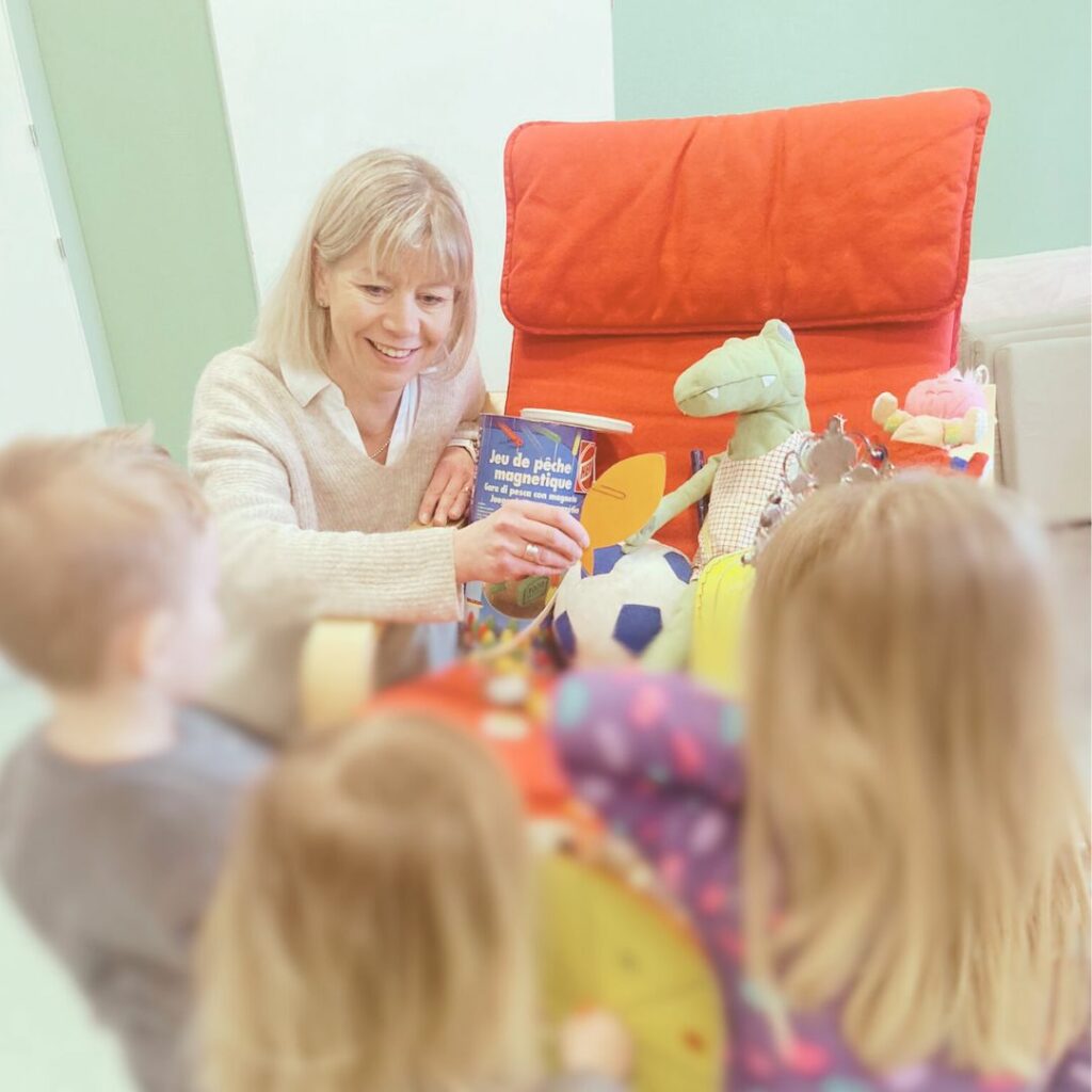 Ann-Mari Stenhäll leker med en barngrupp.