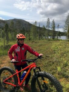 Ann-Catherine Henriksson står bredvid en cykel.