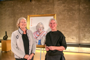 Rektor Moira von Wright tillsammans med konstnären Caroline Pipping.