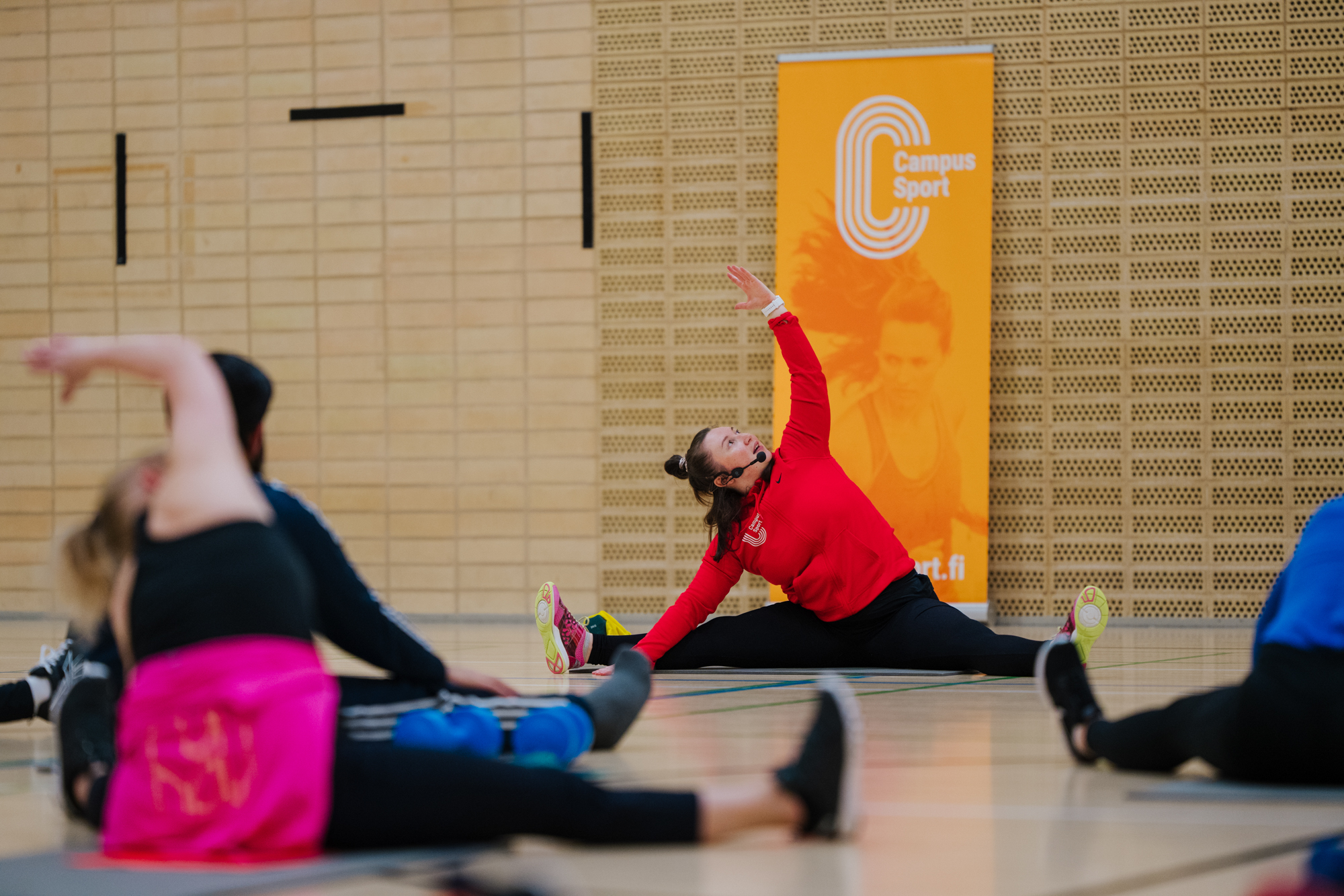 Personer som motionerar i gymnastiksal.