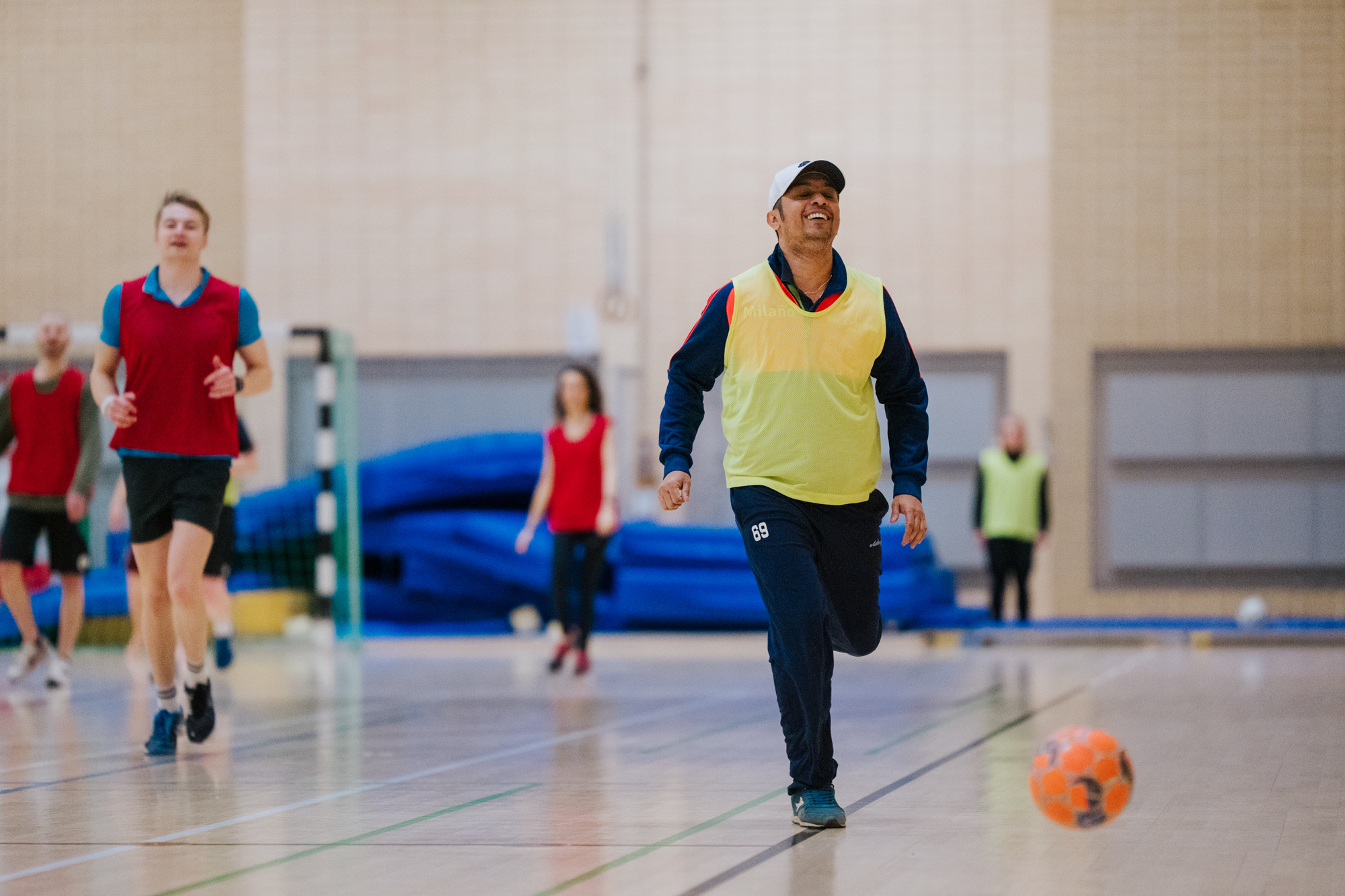 Personer som motionerar i gymnastiksal.