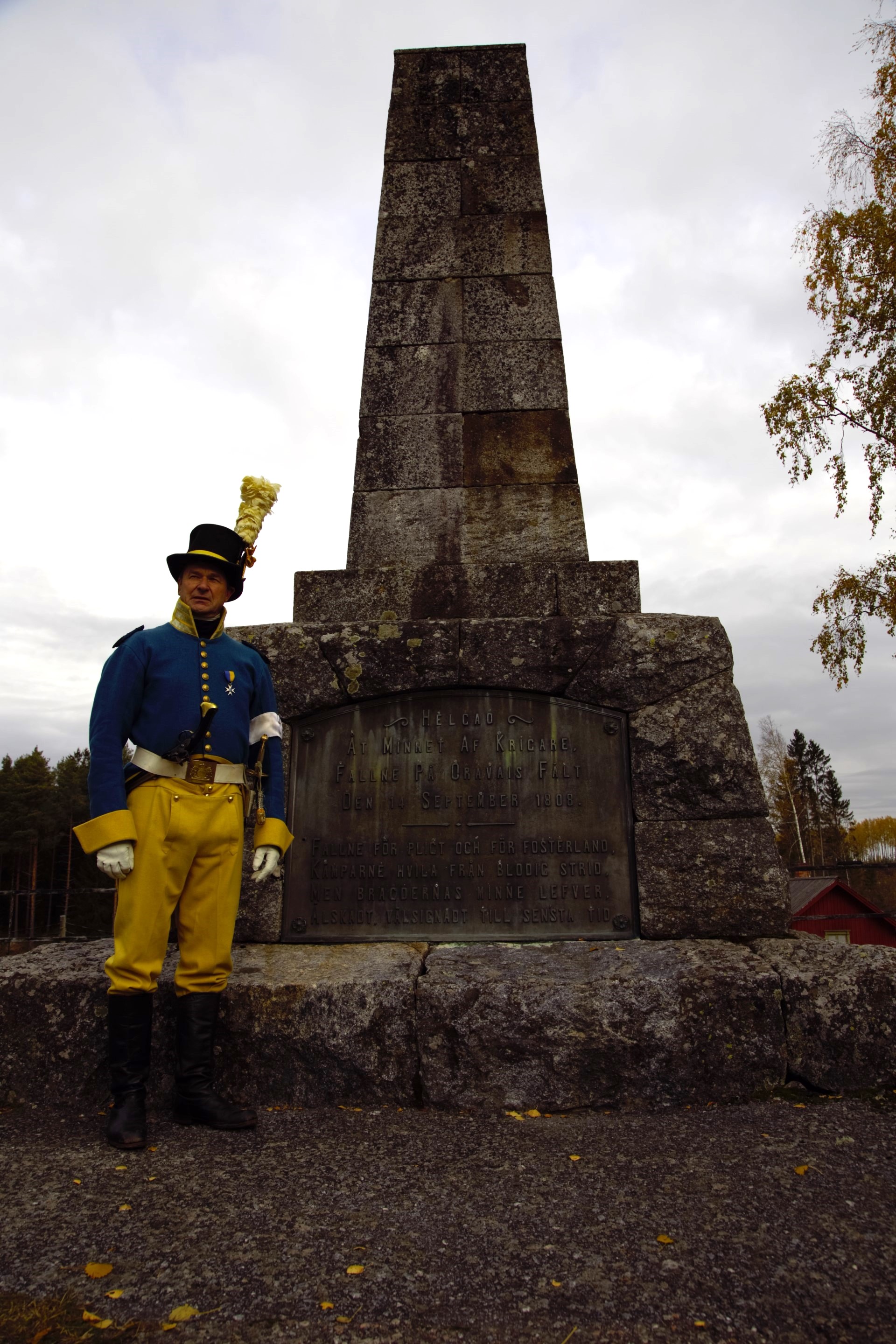 Göran Backman klädd som svensk officer vid minnesmärket över Oravais slagfält. Foto: Marcus Prest.