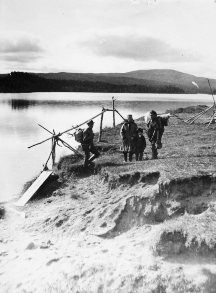 Svart-vit bild på samer som man ser ganska otydligt vid Enares strand.