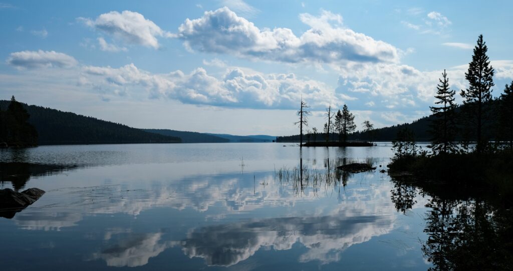 Spegelblank sjö.